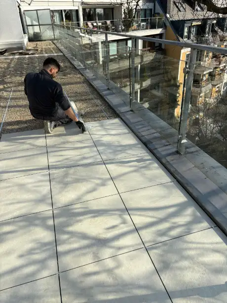Dachterrasse Wien Muyas Fliesenleger – Plattenverlegung auf splittbett